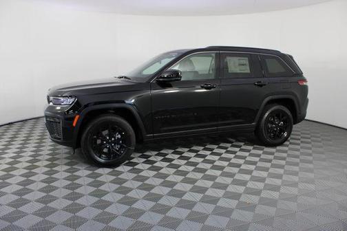 Diamond Black Crystal Pearlcoat 2026 Jeep Grand Cherokee Altitude