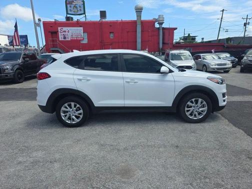 Dazzling White 2019 Hyundai TUCSON SE