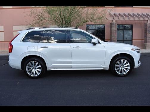 2016 Volvo XC90 T6 Momentum