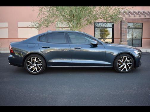 2020 Volvo S60 T6 Momentum