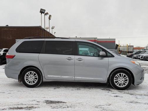 2017 Toyota Sienna XLE