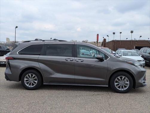 2022 Toyota Sienna XLE 7 Passenger