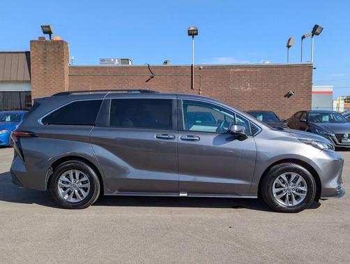 2022 Toyota Sienna XLE 7 Passenger