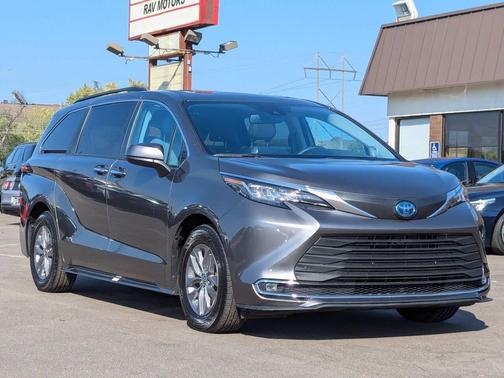 2022 Toyota Sienna XLE 7 Passenger