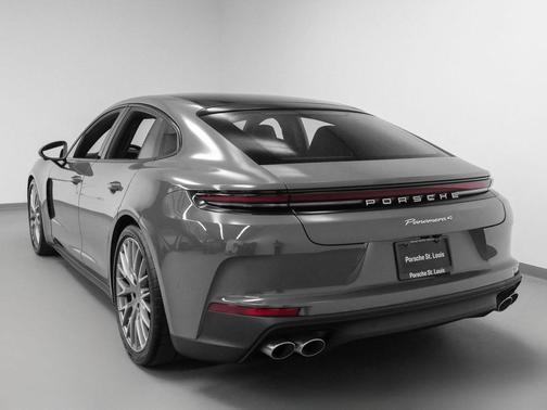 2025 Porsche Panamera 4
