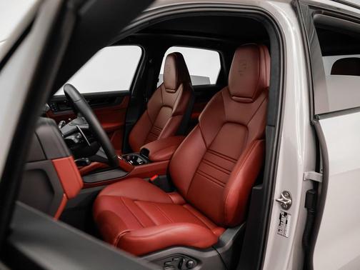 2025 Porsche Cayenne GTS