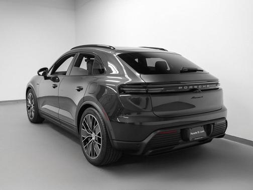 2026 Porsche Macan 4
