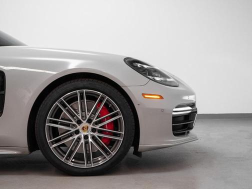 Photo 5 of 46 of 2019 Porsche Panamera GTS