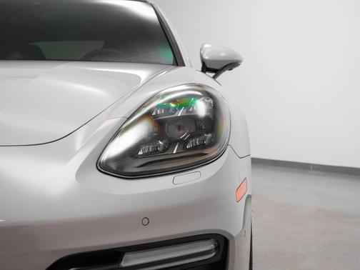 Photo 3 of 46 of 2019 Porsche Panamera GTS