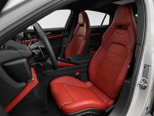 2025 Porsche Panamera 4