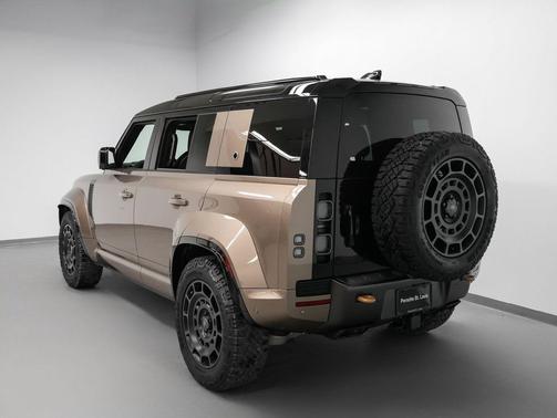 2025 Land Rover Defender 110 V8