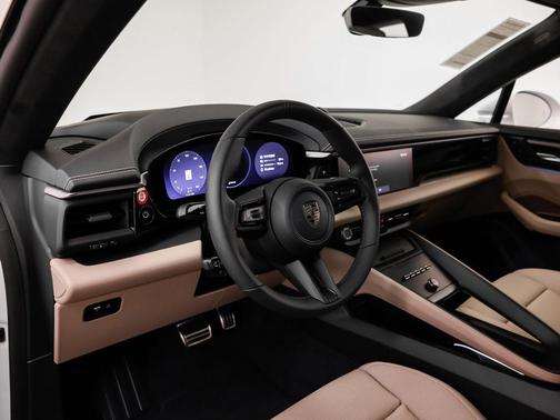 2025 Porsche Macan Turbo