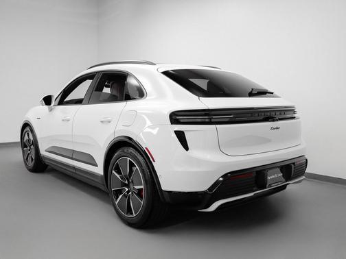 2025 Porsche Macan Turbo