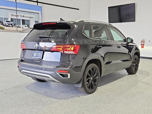 Deep Black Pearl Effect 2023 Volkswagen Taos 1.5T SE