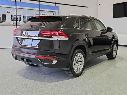 Deep Black Pearl Effect 2023 Volkswagen Atlas Cross Sport 3.6 V6 SE w/ Technology