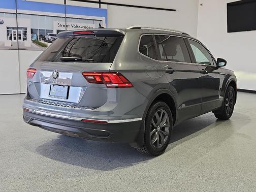 Platinum Gray Metallic 2023 Volkswagen Tiguan 2.0T SE