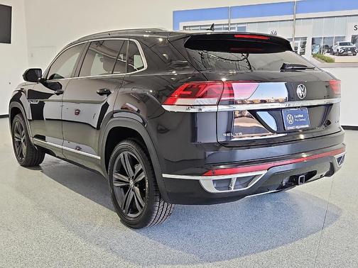 Deep Black Pearl Effect 2022 Volkswagen Atlas Cross Sport 3.6 V6 SEL R-Line
