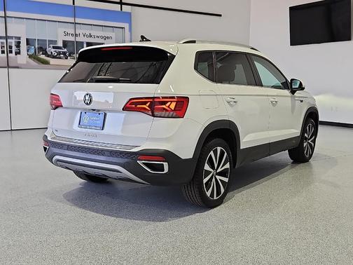 Pure White 2023 Volkswagen Taos 1.5T SE