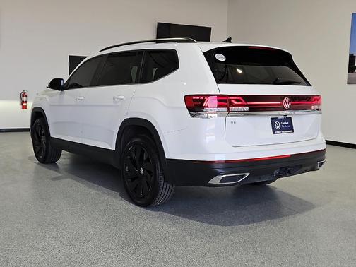 Pure White 2024 Volkswagen Atlas 2.0T SE w/ Technology