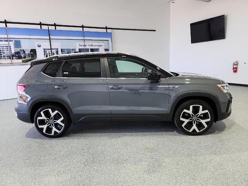 Pure Gray / Black Roof 2023 Volkswagen Taos 1.5T SEL