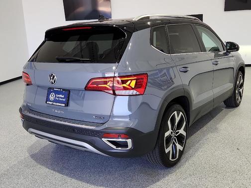 Pure Gray / Black Roof 2023 Volkswagen Taos 1.5T SEL
