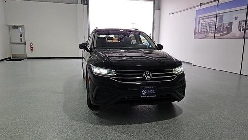 Deep Black Pearl Effect 2024 Volkswagen Tiguan 2.0T SE