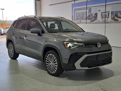 Platinum Gray Metallic 2025 Volkswagen Taos 1.5T SE