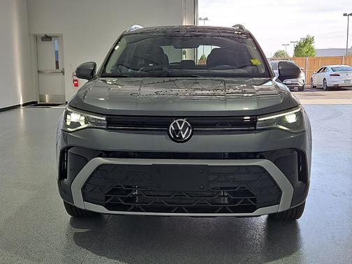 Platinum Gray Metallic 2025 Volkswagen Taos 1.5T SE
