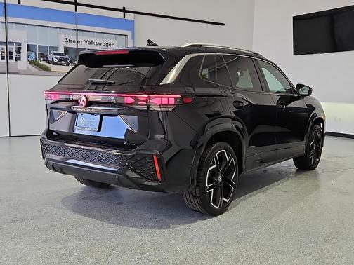 Deep Black Pearl Effect 2025 Volkswagen Tiguan 2.0T SEL R-Line