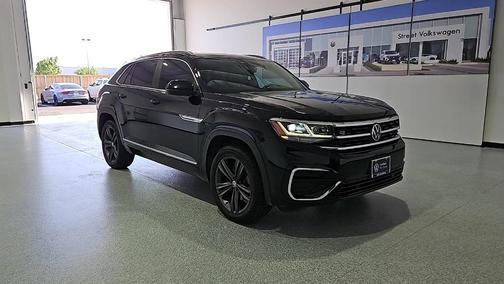 Deep Black Pearl Effect 2022 Volkswagen Atlas Cross Sport 3.6 V6 SEL R-Line