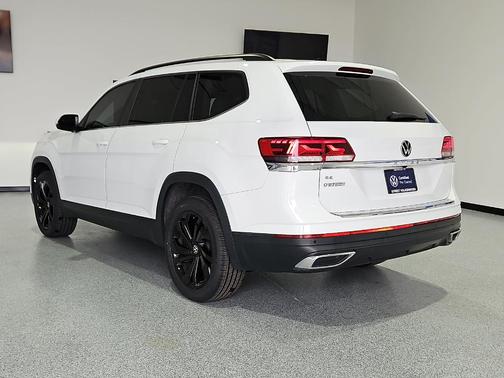Pure White 2023 Volkswagen Atlas 2.0T SE w/ Technology