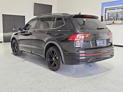 Deep Black Pearl Effect 2023 Volkswagen Tiguan 2.0T SE R-Line Black