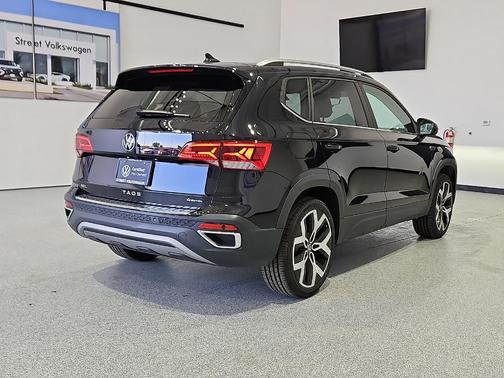 Deep Black Pearl Effect 2023 Volkswagen Taos 1.5T SEL