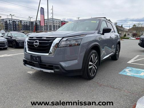 Solid Gray/Super Black 2025 Nissan Pathfinder Platinum 4WD