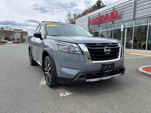 Solid Gray/Super Black 2025 Nissan Pathfinder Platinum 4WD