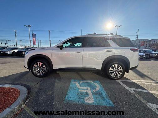 Everest White Pearl Tricoat 2025 Nissan Pathfinder SL 4WD