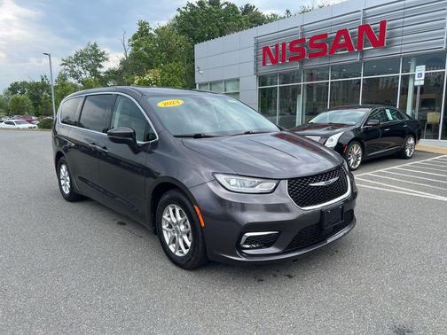 Granite Crystal Metallic Clearcoat 2023 Chrysler Pacifica Touring L
