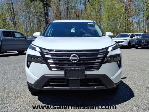Everest White Pearl Tricoat 2026 Nissan Rogue SV