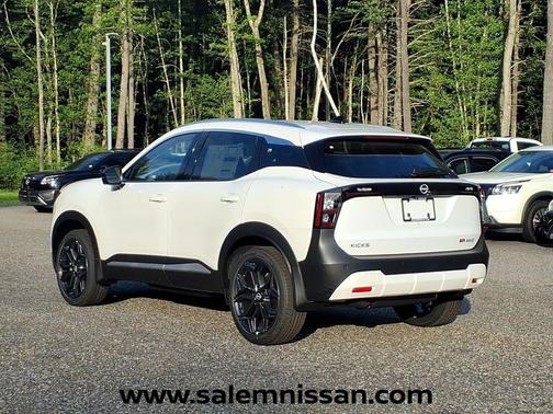 Aspen White Tricoat 2026 Nissan Kicks SR