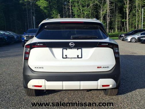 Aspen White Tricoat 2026 Nissan Kicks SR