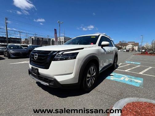 White 2023 Nissan Pathfinder SL