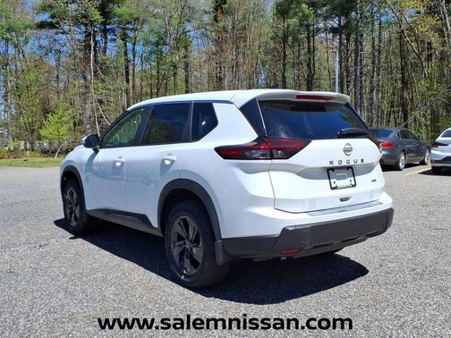 Everest White Pearl Tricoat 2026 Nissan Rogue SV