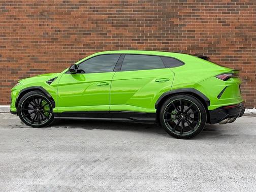 2022 Lamborghini Urus 