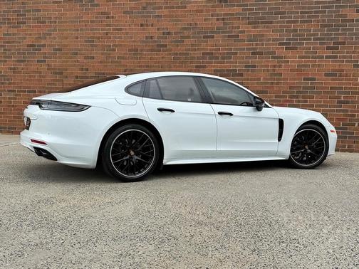 2023 Porsche Panamera 4 Platinum Edition