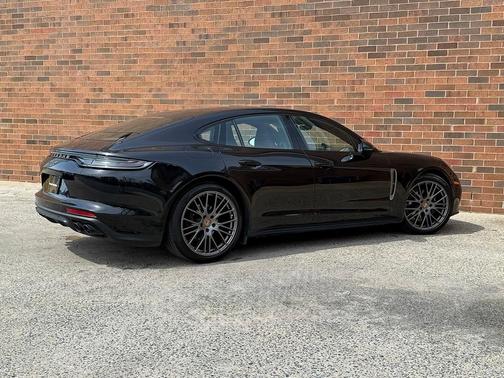 2023 Porsche Panamera 4 Platinum Edition