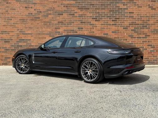 2023 Porsche Panamera 4 Platinum Edition