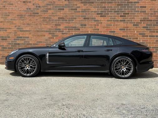 2023 Porsche Panamera 4 Platinum Edition