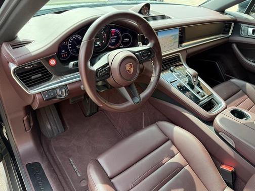2023 Porsche Panamera 4 Platinum Edition