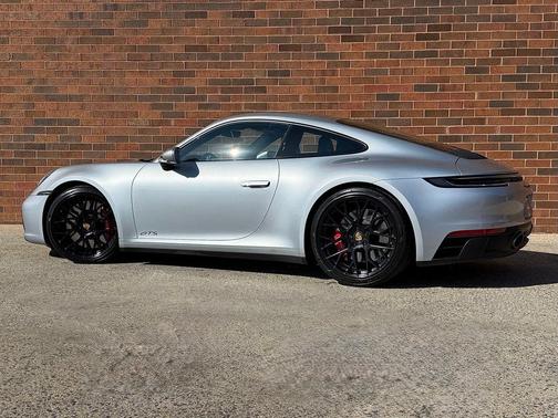 2022 Porsche 911 Carrera 4 GTS
