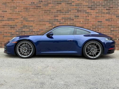 2022 Porsche 911 Carrera 4 GTS